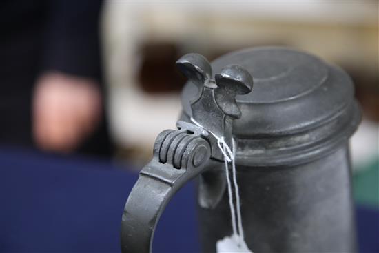 A Charles II Beefeater pewter flagon, probably Robert Marten (1638-1674), 9.25in.